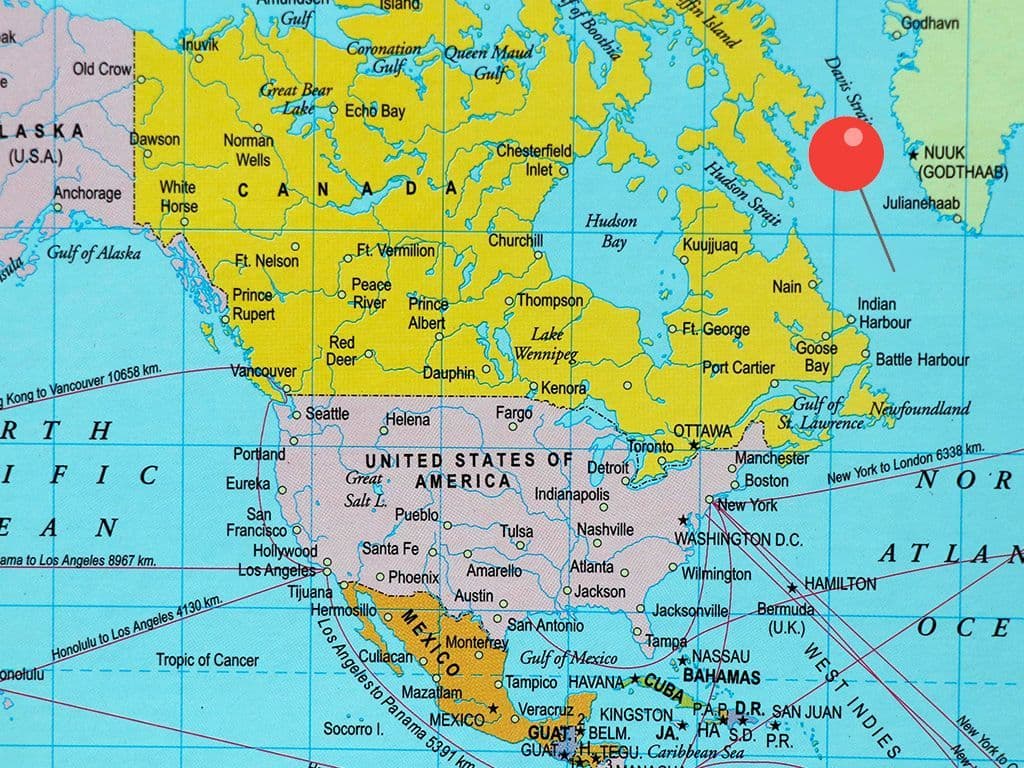 Op de kaart is een zee aangeduid die deel uitmaakt van de Noord-Atlantische Oceaan en zich uitstrekt tussen Groenland en Canada. Deze zee speelt een belangrijke rol in de maritieme verbindingen en het ecosysteem van de regio. Weet jij de naam van deze zee?
