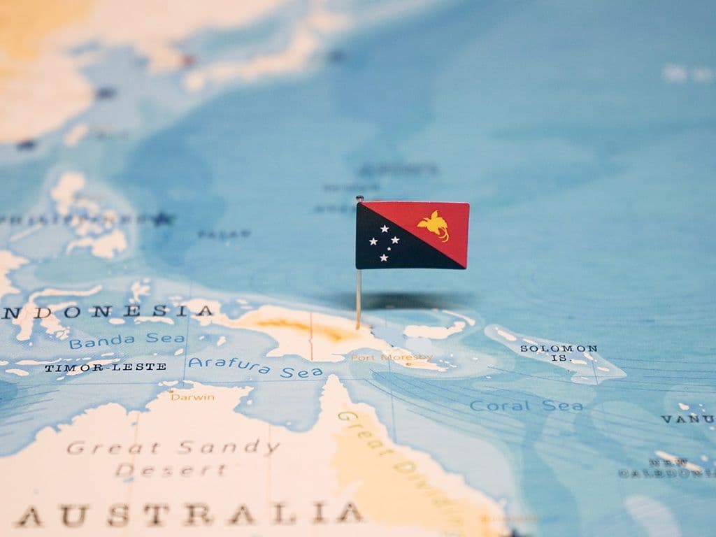 Boven Australië, ziet u een eiland dat netjes in twee gedeeld is. We zoeken het rechtse deel.<br />
Van dat land vragen wij u de naam. We zeggen u nog dat de hoofdstad Port Moresby is.