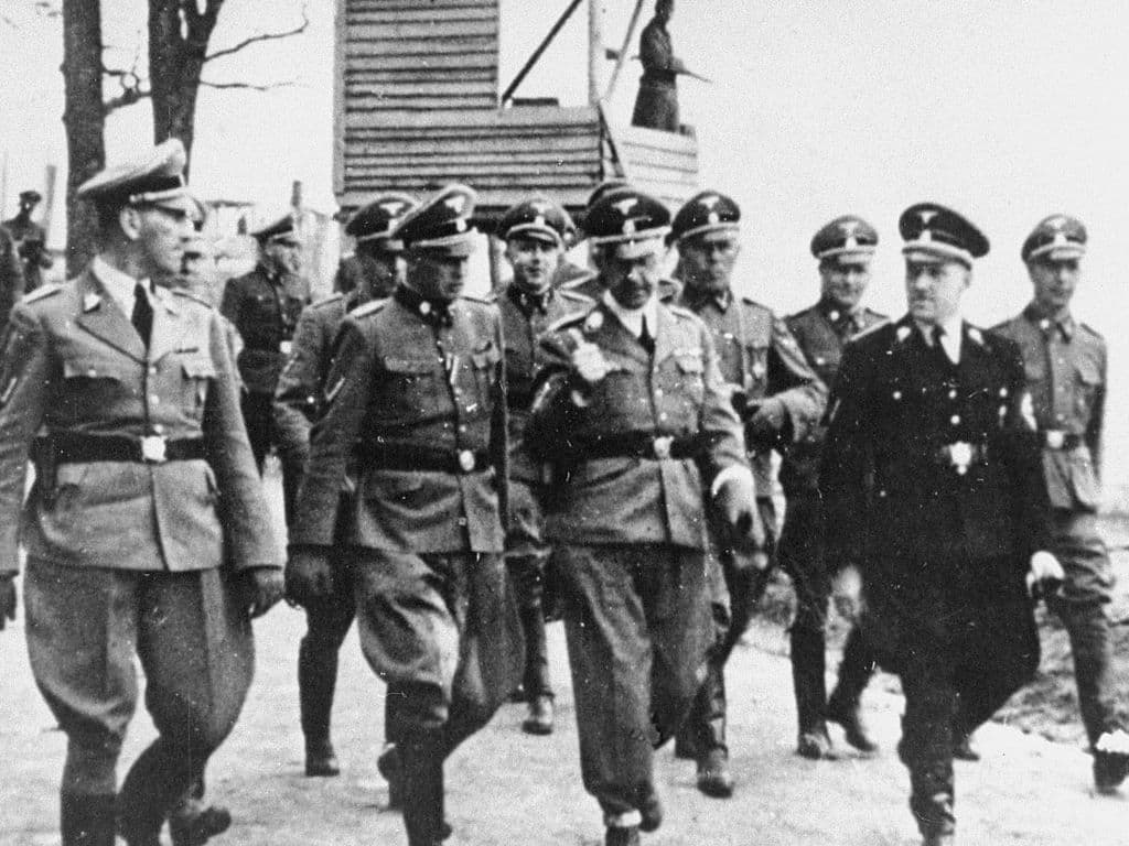 Welk modeontwerper dat lid was van de Nationaalsocialistische Duitse Arbeiderspartij ontwierp de kleren van de SS'ers? Na de Tweede Wereldoorlog werd hij beboet voor zijn steun aan het nazisme en kreeg een stemverbod.