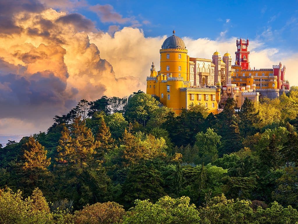 We gaan naar Portugal, naar een gemeente in het district Lissabon, gelegen aan de voet van een gebergte met dezelfde naam. Met een oppervlakte van 319 km² en een bevolking van 377.835 inwoners (2011) heeft deze stad een rijke geschiedenis die teruggaat tot de tijd van de Kelten. De stad kwam tot bloei onder de Moren en staat bekend om haar prachtige paleizen, die enkele van de mooiste voorbeelden van Portugese architectuur zijn. Weet jij de naam van deze stad?