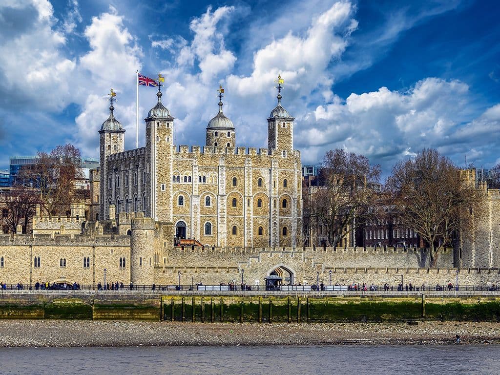 De Britse kroonjuwelen worden niet enkel bewaakt met state of the art technologie en bewapende opzichters. Er zijn echter ook dieren die deze kroonjuwelen bewaken. Sterker nog: de kroon en het koninkrijk zouden instorten als de dieren het complex van de Tower of London verlaten. Dieren die het te bont maken of andere oorden opzoeken, worden ontslagen. Welke dieren zouden als sinds de 17de eeuw deze zware taak op zich nemen?