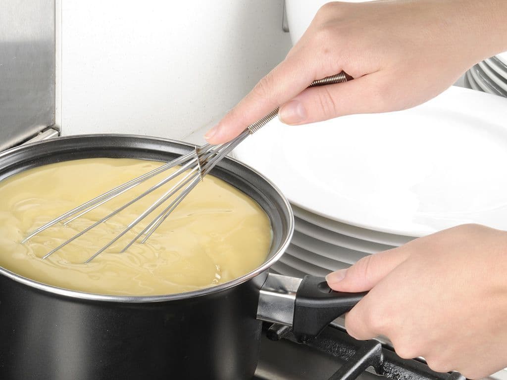 Een kooktechniek die wordt toegepast bij de bereiding van verschillende gerechten is het roeren van een crème tot voor het kookpunt. De bedoeling is om bepaalde smaak- en structuureigenschappen te behouden, die bij het koken verloren zouden gaan. Over welke kooktechniek hebben we het?