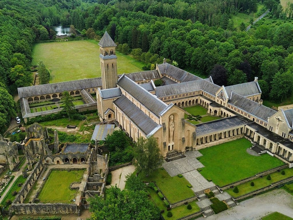 8C. Deze Cisterciënzerabdij gelegen in een deelgemeente van Florenville. Vanwege zijn uitzonderlijke schoonheid en bijzondere architectuur wordt het klooster ook wel het 'Versailles onder de kloosters' genoemd. Waar staat deze abdij?