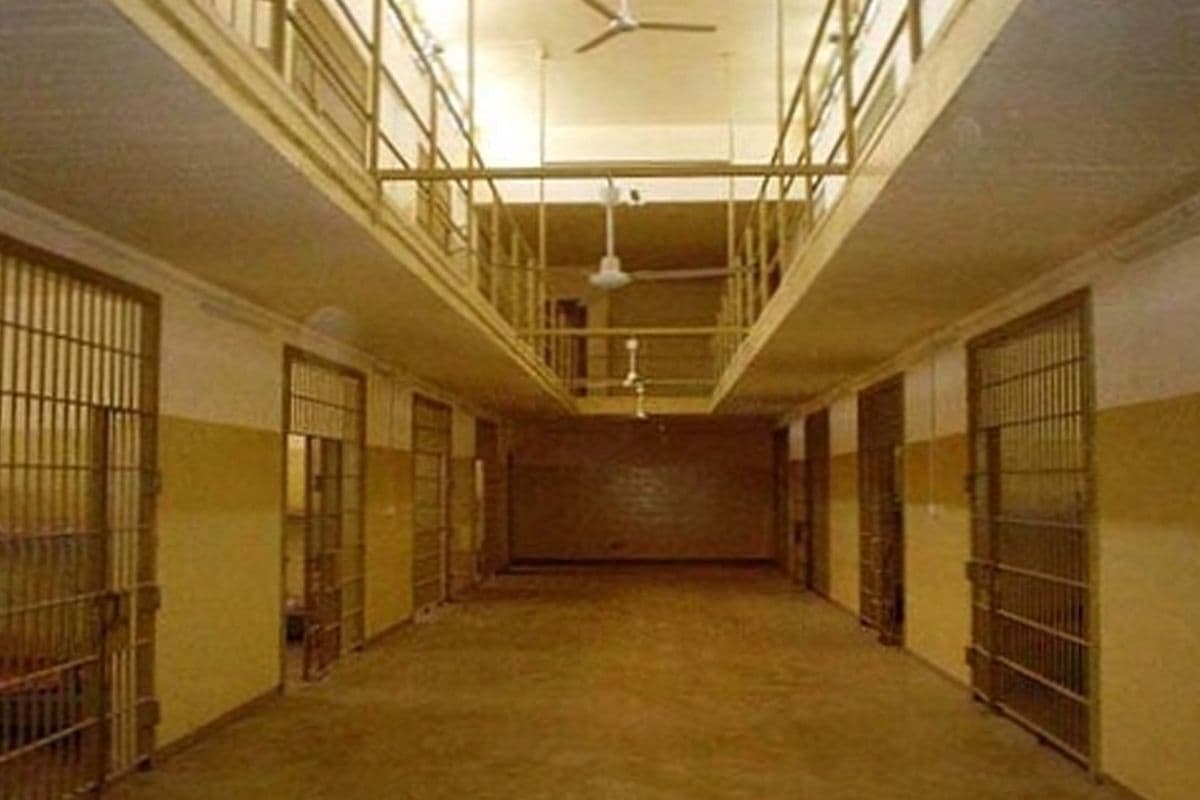 Onder het bewind van Saddam Hoessein werd dit een van de meest brute gevangenissen
van Irak genoemd. Extreme vormen van martelingen en executies waren er toen aan de orde van de dag. In 2004 kwam de gevangenis in het nieuws toen het Amerikaanse leger foto's over de mensonterende behandeling van Iraakse gevangenen openbaar maakte. In welke voorstad van Bagdad bevond zich deze gevangenis?