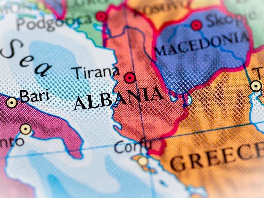Tussen welke twee zeeën ligt het schiereiland waarop Albanië zich bevindt?