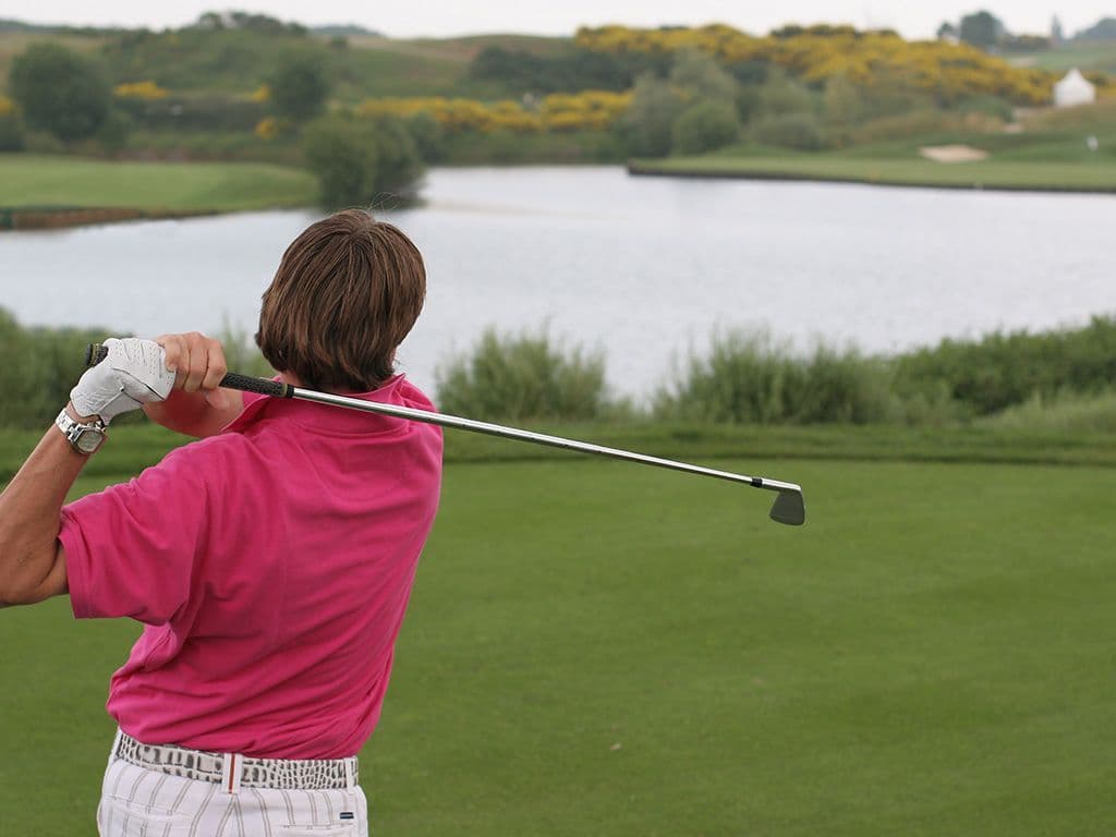 We zijn op zoek naar een golfterm. Het is een zeldzame goede zwaai die betekent dat een golfer drie slagen minder nodig heeft dan gemiddeld (par) op een hole. Voor een Par 4 wil dat dus zeggen een hole in one. Jullie kunnen ook antwoorden met een familie van zeevogels met een grote vleugelspanwijdte. Ze zijn stuntelig aan land en spenderen dan ook hun hele leven op zee. Welke term en vogel?