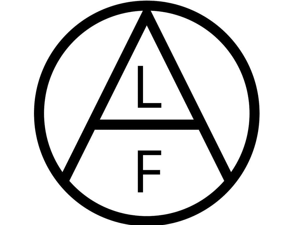 In welke bekende restaurantketen zorgde de excentrieke ALF meerdere keren voor chaotische momenten door letterlijk de vlam in de pan te laten slaan? Deze komische taferelen zijn iconisch geworden in de avonturen van ALF. Weet jij om welke keten het gaat?