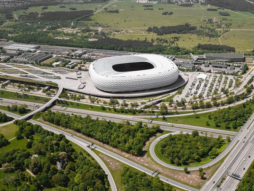 Welke verzekeraar verbindt zijn naam aan de Arena van Bayern München, het stadion dat bekend staat om zijn unieke buitenkant die verlicht kan worden en dat in 2005 geopend werd, slechts enkele maanden voor het Wereldkampioenschap voetbal van 2006 in Duitsland?