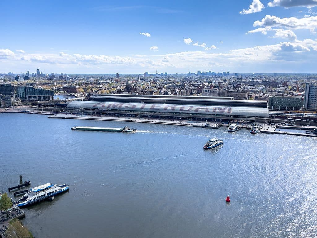 De binnenstad van Amsterdam bevindt zich ten zuiden van het IJ. Dit is een rivier dat vroeger een zeearm was. Amsterdam ligt ook aan de monding van een rivier. Welke rivier zoeken we?