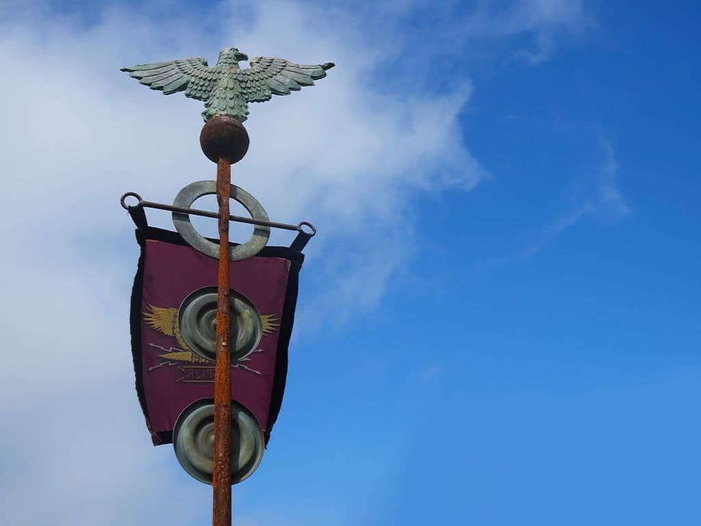 In de tijd van het Romeinse Rijk had elk legioen één belangrijk veldteken dat diende als symbool van hun eenheid en trots. Dit unieke symbool, ingevoerd door generaal Gaius Marius in 105 v.Chr., werd in vredestijd veilig bewaard in de Tempel van Saturnus in Rome. Het verlies van dit veldteken werd gezien als een grote schande voor het legioen. Weet jij de naam van dit iconische Romeinse veldteken?