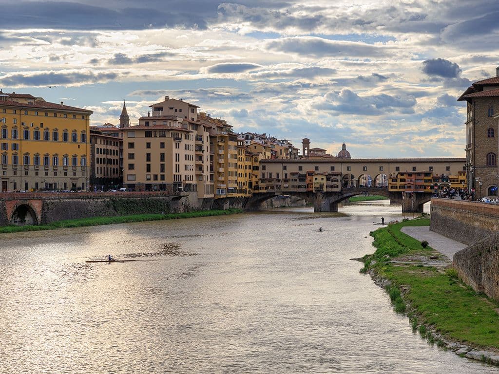 Wat is de naam van de brug gelegen in Firenze over de Arno, die bekend staat voor de vele juweliers, zien we hier een foto?
