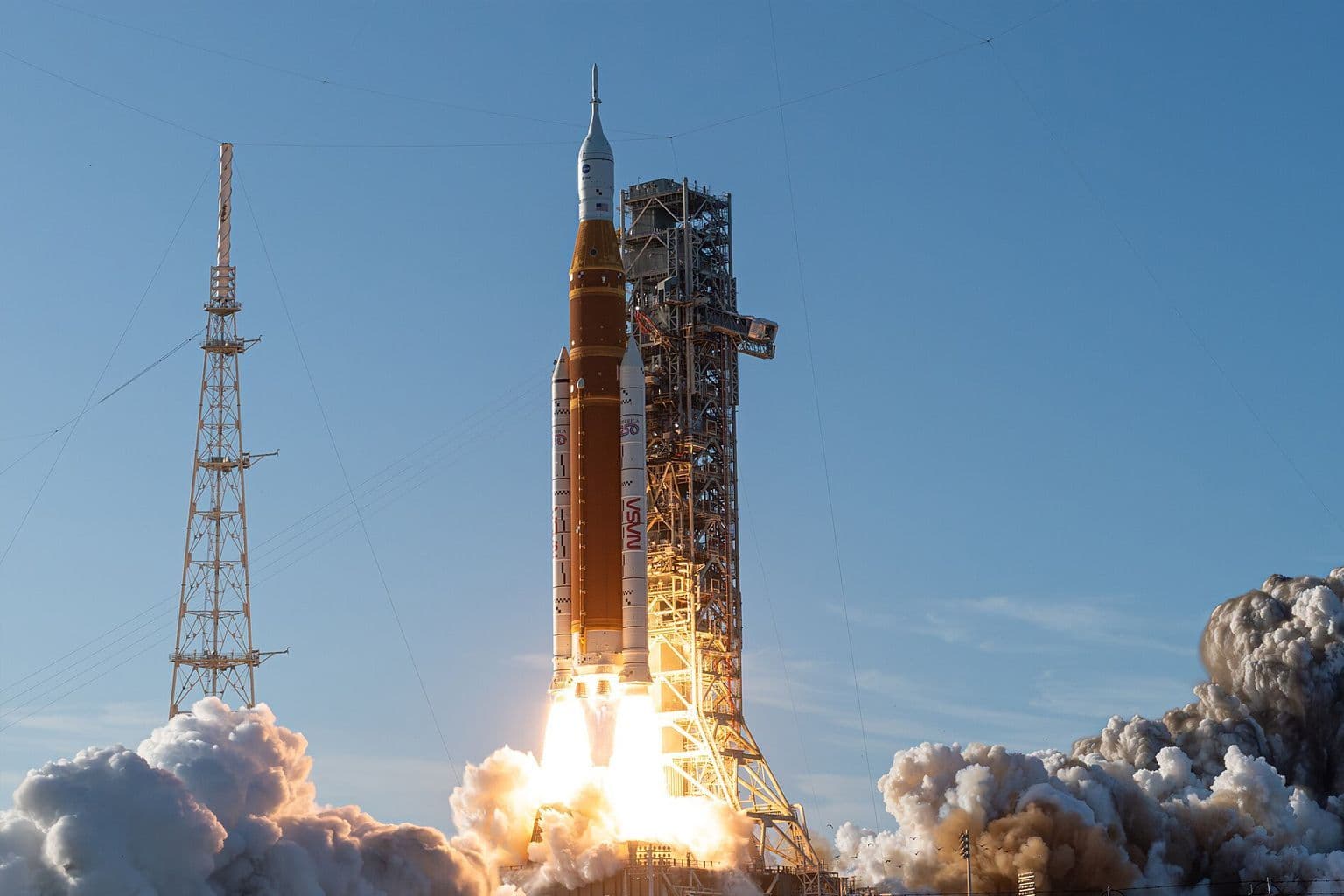Welke NASA-missie was de eerste bemande vlucht met een Orion-capsule en maakte in april 2026 een fly-by langs de maan zonder te landen?