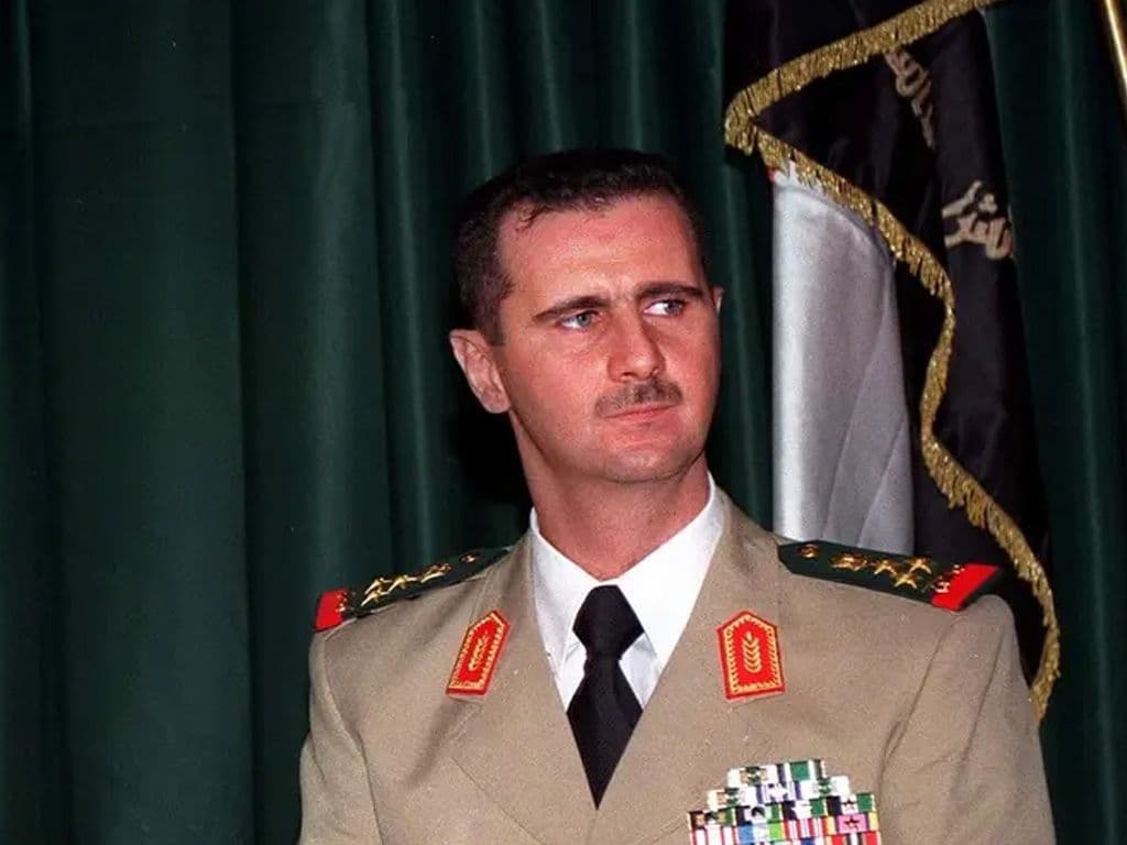 Welke Syrische leider, ooit opgeleid tot oogchirurg in Londen, vluchtte uit zijn land nadat rebellen Damascus hadden ingenomen, waarmee een einde kwam aan het decennialange bewind van zijn familie dat werd gekenmerkt door onderdrukking en bloedvergieten?