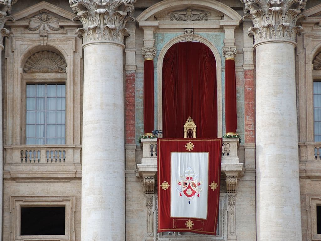 Nadat een nieuwe paus zijn naam heeft gekozen, wordt hij naar het 'kamertje van de tranen' geleid, waar hij de pauselijke kledij aantrekt. De kardinaal-protodiaken verschijnt op het balkon van de Sint-Pieter en zegt tegen de wachtende menigte beneden twee Latijnse woorden. Welke zijn dit?