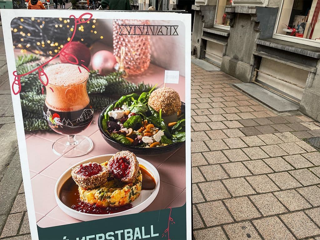 In deze restaurants wordt het centrale concept geserveerd met stoemp of een salade. Sinds 2014 zijn een aantal smaakvarianten ook te verkrijgen bij supermarkt Delhaize en in hun foodtruck. Wat is de naam van dit concept, dat startte in 2012 als een pop-uplunchrestaurant?