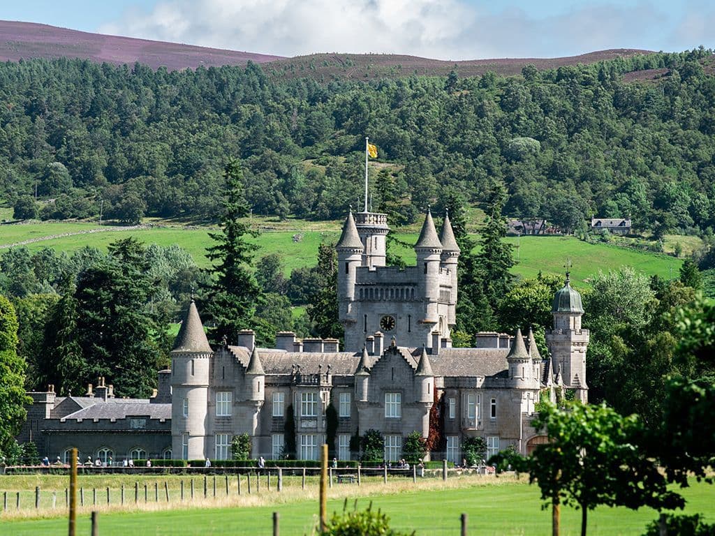 Hoe heet het kasteel bij Aberdeen in de Schotse Hooglanden, gelegen aan de rivier de Dee dat we op onderstaande foto zien? Het kasteel is vooral bekend als zomerresidentie van de Britse koninklijke familie.