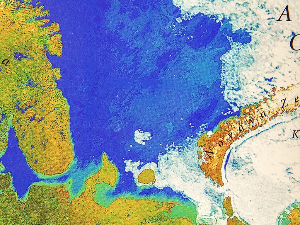 We zoeken het in koudere oorden voor een aardrijkskundig vraagje. De zeer die we
zoeken is een zee ten noorden van Rusland en Noorwegen. Beide landen betwisten
de ligging van de zeegrens. Ten zuiden van de zee bevinden zich Lapland met het
verdere vasteland van Rusland, aan de oostzijde wordt de zee begrensd door de
archipel Nova Zembla. De zee is genoemd naar een Nederlandse zeevaarder en
ontdekkingsreiziger die in 1596 strandde op Nova Zembla. Hoe heet deze zee?