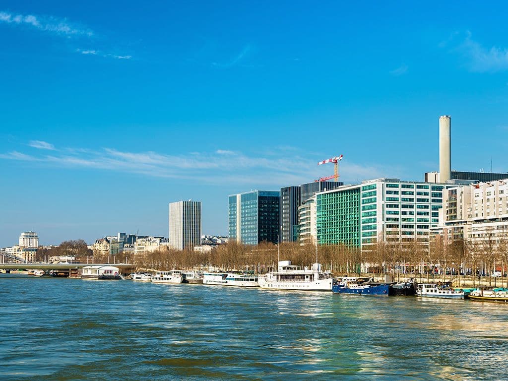 Wat is tegelijkertijd
<ul>
<li>… een quartier in het 12e arrondissement van Parijs; </li>
<li>… het sportpaleis in dit quartier; </li>
<li>… een luchthaven in dit quartier;</li>
<li> … en het Franse Ministerie van Financiën dat in dit quartier is gevestigd?</li>
</ul>