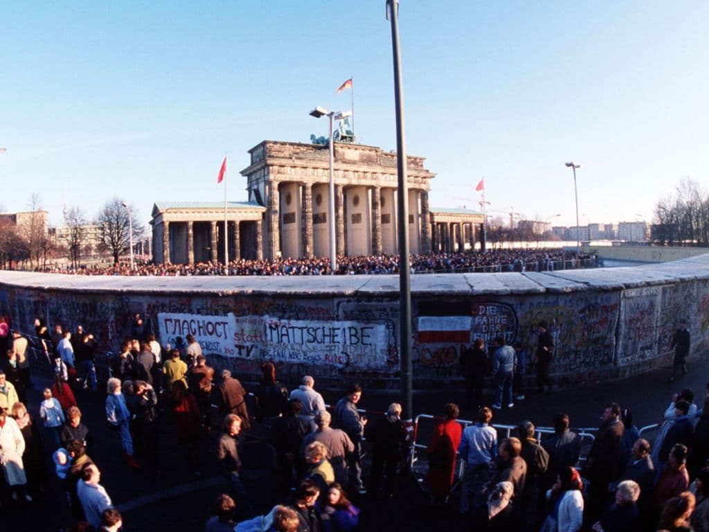 In welk jaar werd de Berlijnse Muur vernield, een gebeurtenis die symbool staat voor het einde van de Koude Oorlog en de hereniging van Duitsland? Welk jaartal zoeken we?