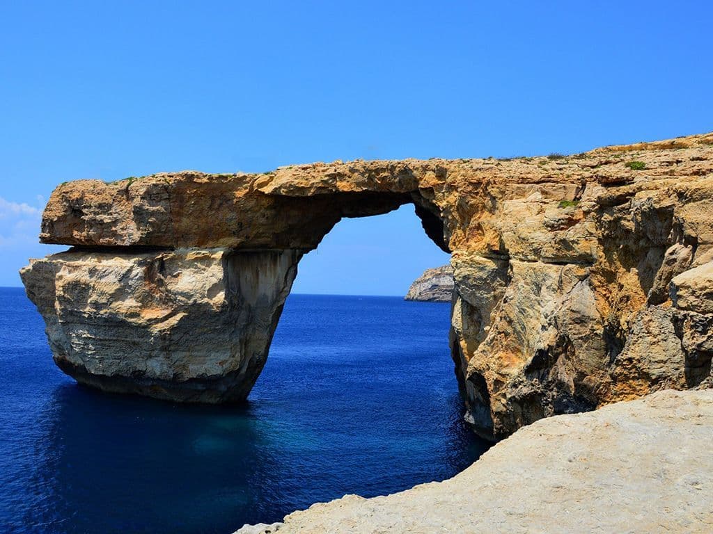 Op 8 maart 2017 is deze rotspartij ingestort na een hevige storm. Het was een ongeveer 28 meter hoog gat in de kliffen van Dwejra Bay bij San Lawrenz op het eiland Gozo, onderdeel van het land Malta. Wat is de naam van dit fenomeen? (We zoeken dus de naam van deze rotsformatie)