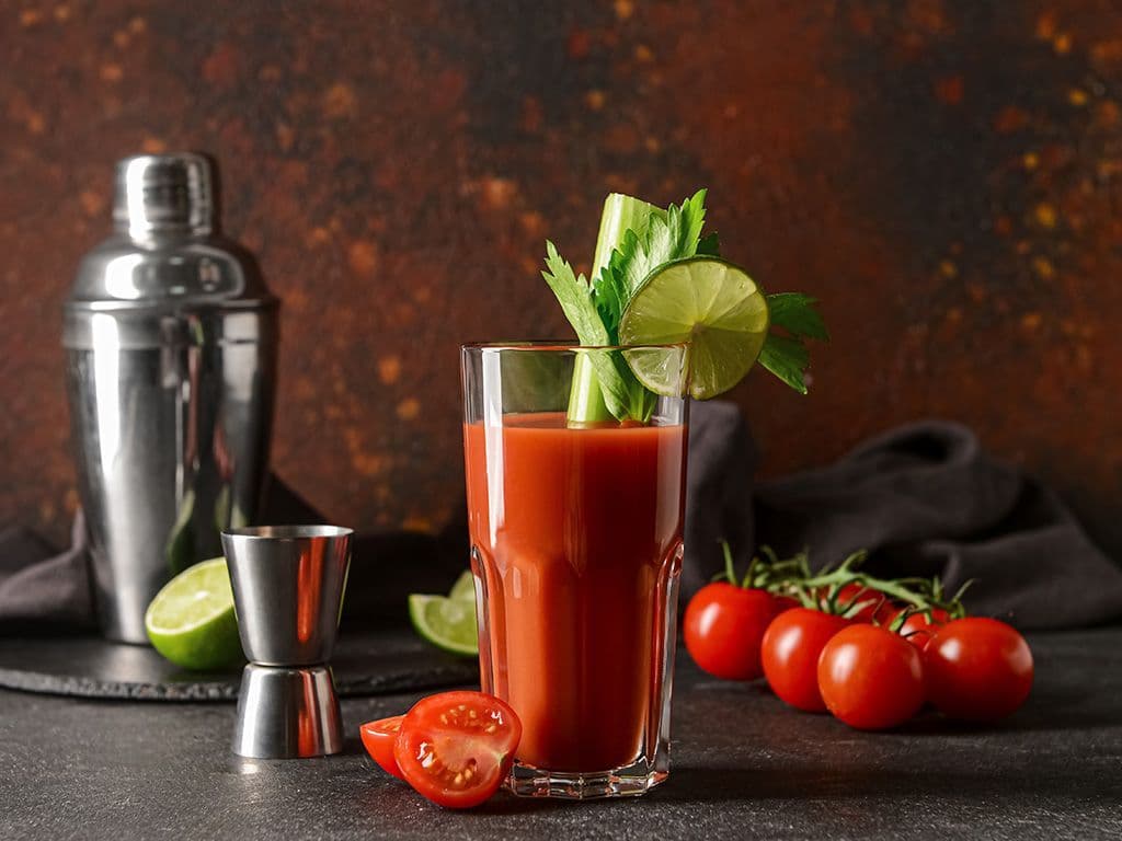 Welke cocktail bestaat uit ijsblokjes, tabasco, verse limoen, selderijzout, vodka, tomatensap, verse zwarte peper, worchestershire saus en een stengel bleekselderij?