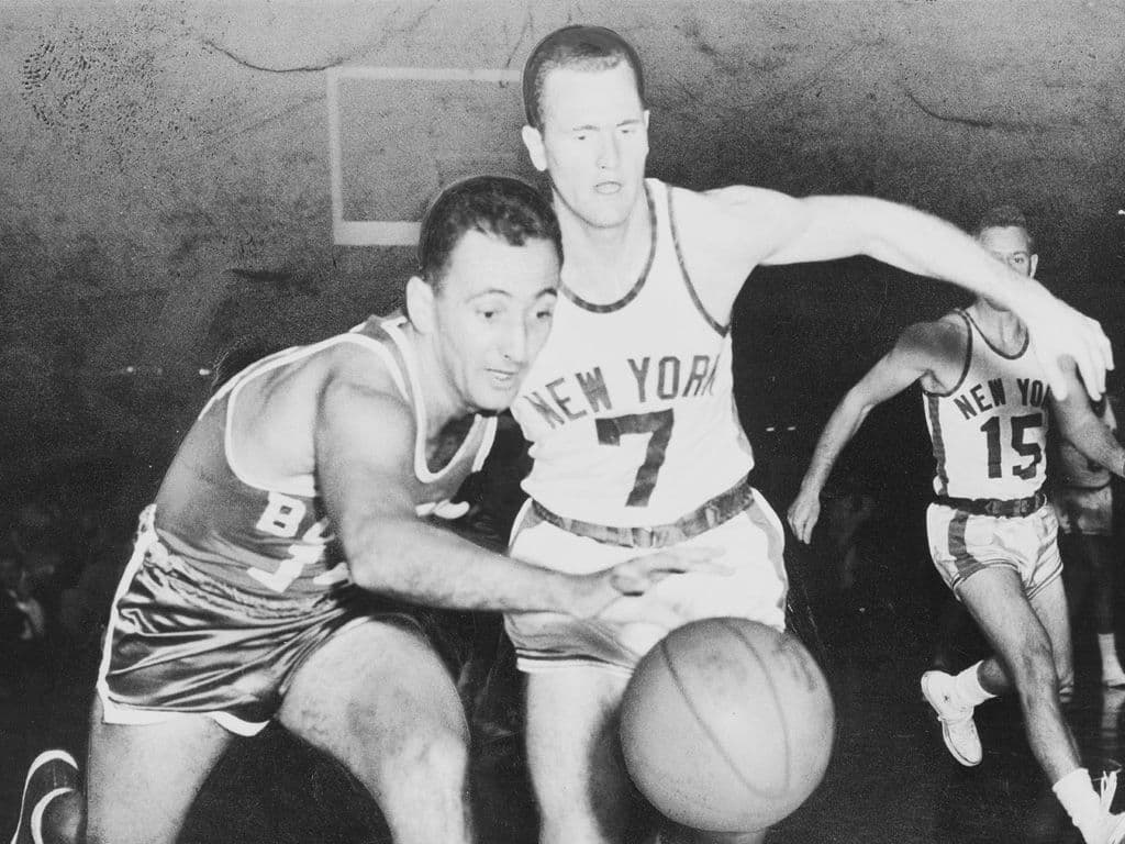 Deze Amerikaanse
basketballer werd geboren in 1928. Hij speelde het grootste deel van zijn carrière voor de
Boston Celtics, van 1950 tot 1963. Hij werd naast Bill Russell de belangrijkste speler in het
team, dat aan het begin van de jaren vijftig en zestig de competitie domineerde. Hij won
met z’n ploeg de kampioenschappen in 1957, 1959, 1960, 1961, 1962 en 1963. Hij werd
verkozen tot MVP in 1957. De man was ook gekend voor zijn flashy stijl, en introduceerde
verschillende bewegingen die we tegenwoordig in het basketbal voor vanzelfsprekend
nemen. Hoe heet deze basketter uit de oude doos?