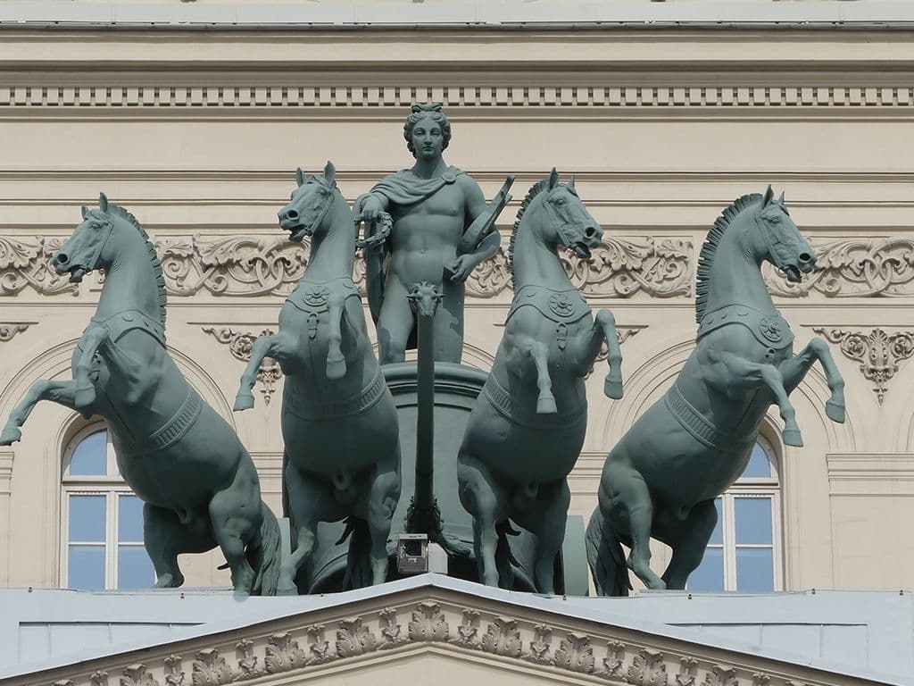 In het hartje van Moskou bevindt zich een neo-classistisch theater, dat al bijna twee eeuwen lang onderdak geeft aan één van ’s werelds oudste balletgroepen. Uit de Russische naam kan men afleiden dat enkel de grote kunsten van de opera en het ballet in dit theater doorgaan, in tegenstelling tot het dichtbijgelegen Maly theater waar toneel wordt opgevoerd. Hoe heet dit theater?