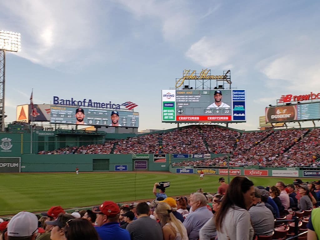 Het beroemde honkbalteam dat de naam Red Sox draagt, werd opgericht in 1901. Het won in 1903 de allereerste World Series en pakte sindsdien nog meerdere titels. Het team speelt zijn thuiswedstrijden in het historische Fenway Park, een van de oudste stadions in de Major League. In welke Amerikaanse stad is dit team gevestigd?
