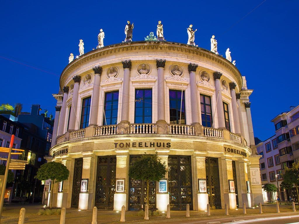 We zoeken een schouwburg in Antwerpen. Het gebouw is opgetrokken in neoclassicistische stijl op de plaats van het vroegere Tapissierspand. De schouwburg werd in opdracht van de stad ontworpen in 1827 door stadsarchitect Pierre... Wat is de naam van deze schouwburg?