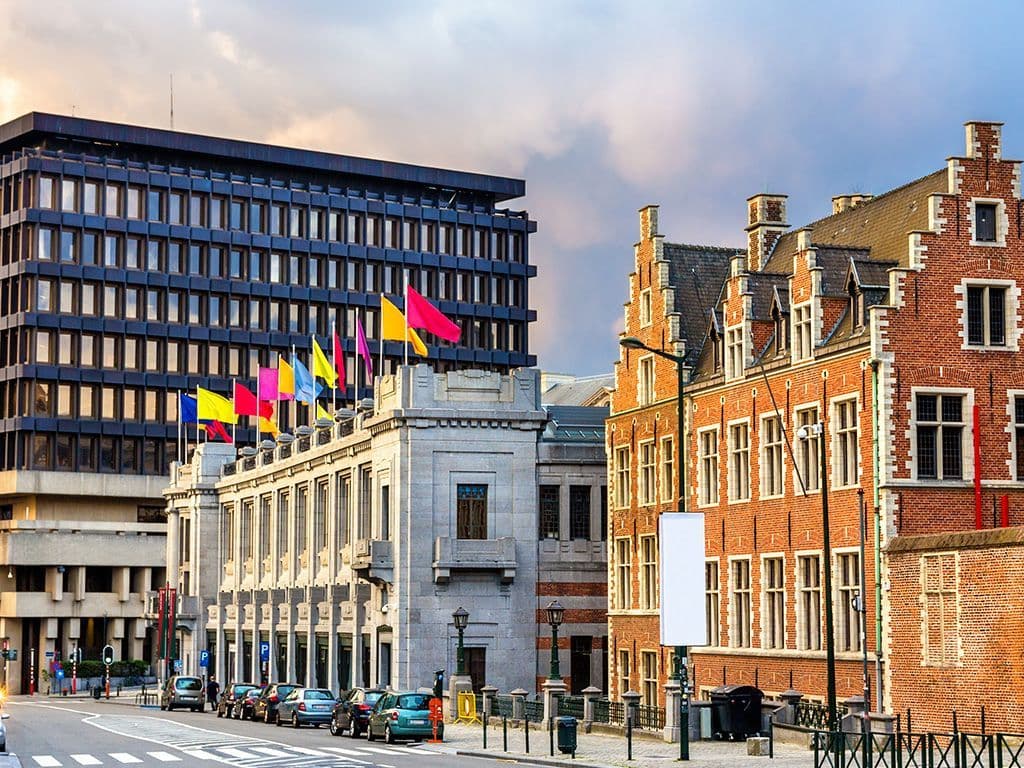 Tot 2002 stond dit Brussel kunstencentrum bekend als het Paleis voor Schone Kunsten? Wat is de huidige naam?