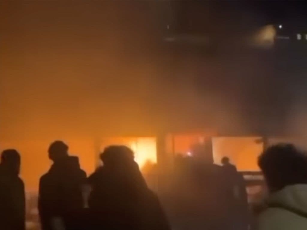 Het jaar 2026 begon dramatisch. Tijdens nieuwjaarsnacht brak er brand uit in een bar in een populair Europees skioord, waarbij meer dan veertig doden en meer dan honderd gewonden vielen. In welk Zwitsers skiresort gebeurde dit?