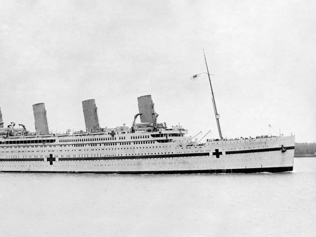 We zoeken een zusterschip van de reusachtige Britse lijnschepen de Titanic en de Olympic van rederij White Star Line. Het schip werd in de vaart genomen, enkele maanden voordat de Eerste Wereldoorlog uitbrak. Toen dat gebeurde, werd het schip door de Britse marine en defensie gevorderd en ingezet als hospitaalschip. Wat is de naam van dit schip?