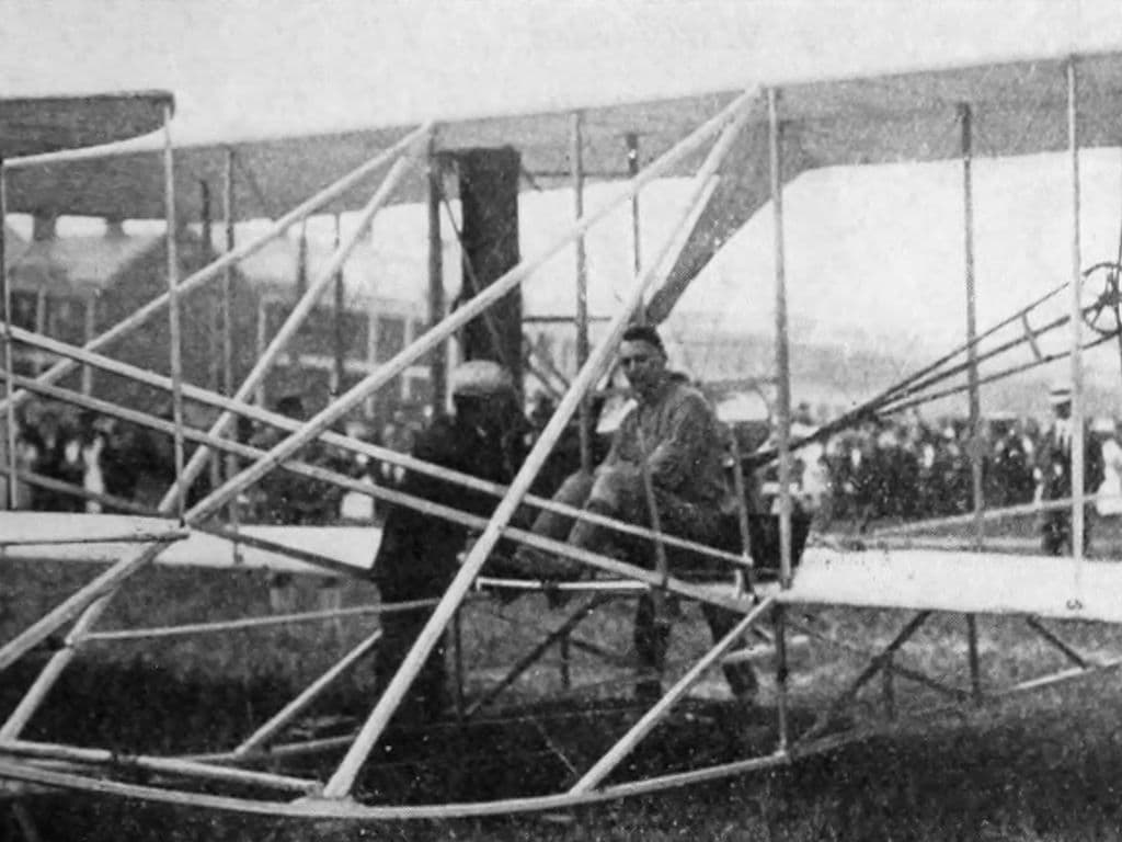 Nu de F16's aan vervanging toe zijn leek ons dit een gepaste vraag. Orville en Wilbur waren aanvankelijk fietsmakers met een droom. Een droom die ze in 1903 konden verwezenlijken: Vliegen! Wat was de achternaam van deze twee vliegpioniers?