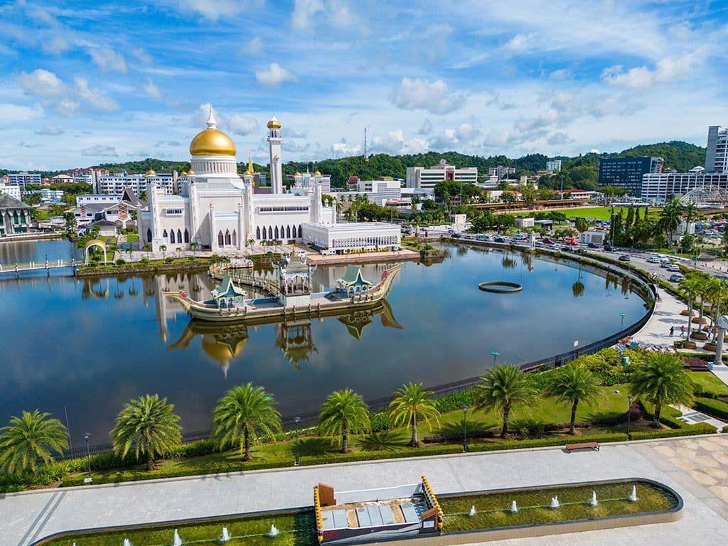 Met zijn 744.000 km² is het eiland Borneo het op twee na grootste eiland van de wereld, alleen Groenland en Nieuw-Guinea zijn groter. Het grondgebied van Borneo is verdeeld onder drie staten. Indonesië en Maleisië zijn er twee van. Wij willen graag de naam van de derde staat, een sultanaat.
