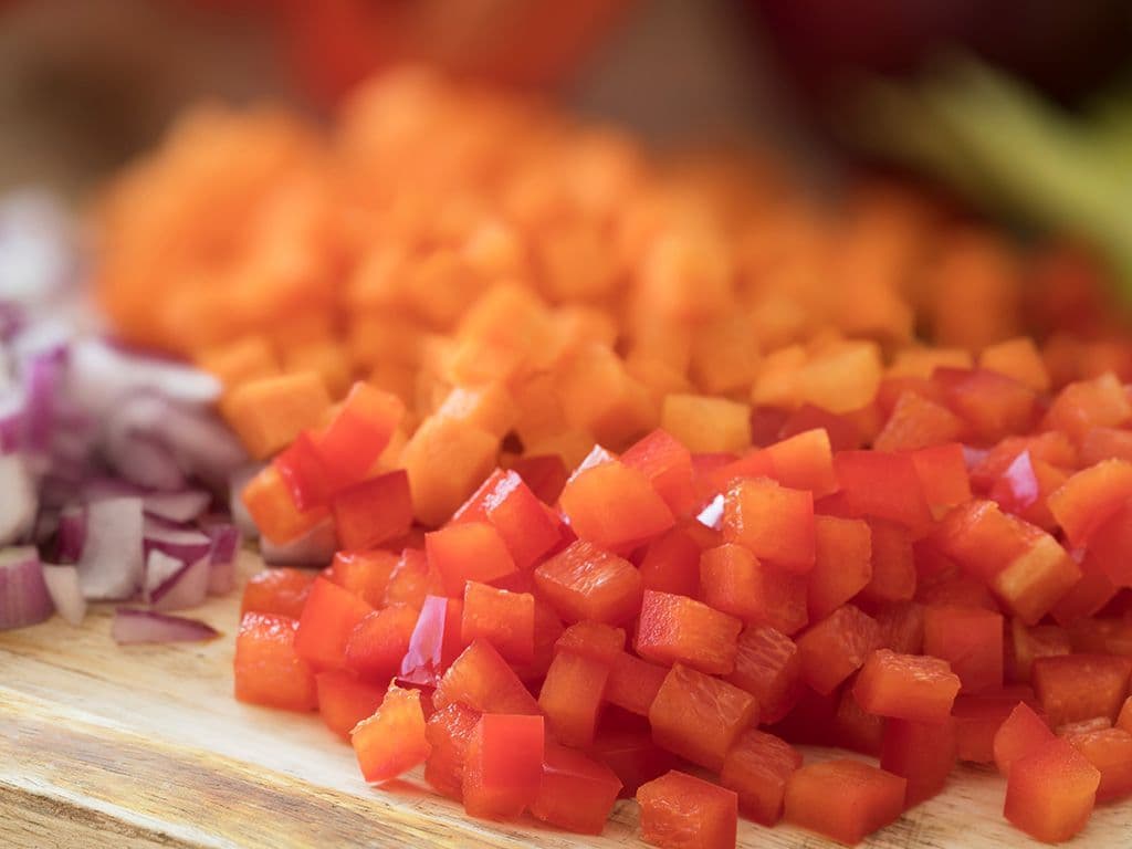 We zoeken een culinaire vakterm voor het in blokjes snijden van alles wat eetbaar is. Vaak worden de blokjes even in boter, vet of olie bruin gebraden, als onderdeel van garnituur.
