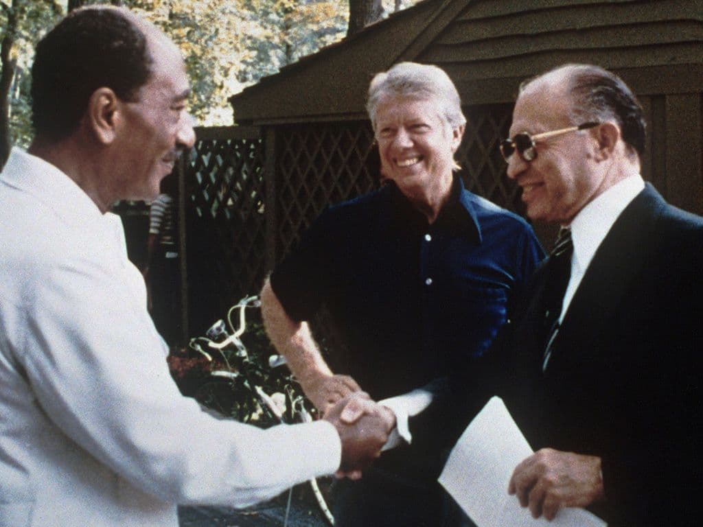 Vredesakkoorden zijn doorgaans geen lang leven beschoren. Zo was de ambitie torenhoog in 1978 toen de respectieve presidenten Carter, Sadat en Begin met hun handtekening het Israëlisch – Arabisch conflict definitief uit de wereld zouden helpen na de Zesdaagse oorlog van 67 en de Yom Kippoer oorlog van 73 die uiteindelijk telkens in het voordeel van Israël waren beslecht. Onder welke naam kennen we dit akkoord?