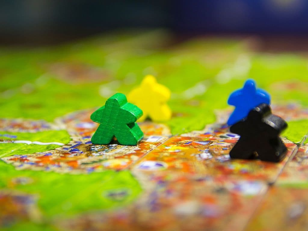 Uit welke gezelschapsspel zien we hier een foto? Het spel werd bedacht door Klaus-Jürgen Wrede, en wordt in België en Nederland uitgegeven door 999 Games.