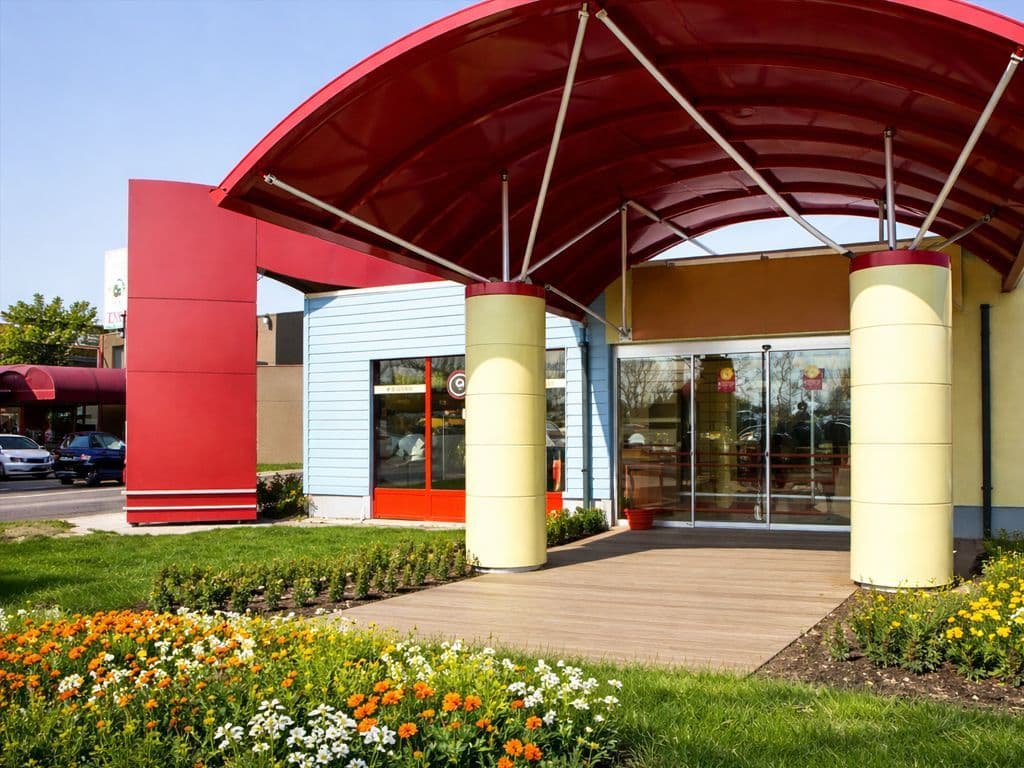 Comme Chez Soi geven we alvast mee als foutief antwoord op deze vraag. Van welke Belgische groep, tot 2007, van wegrestaurants en luchthavencatering zien we hier een foto?