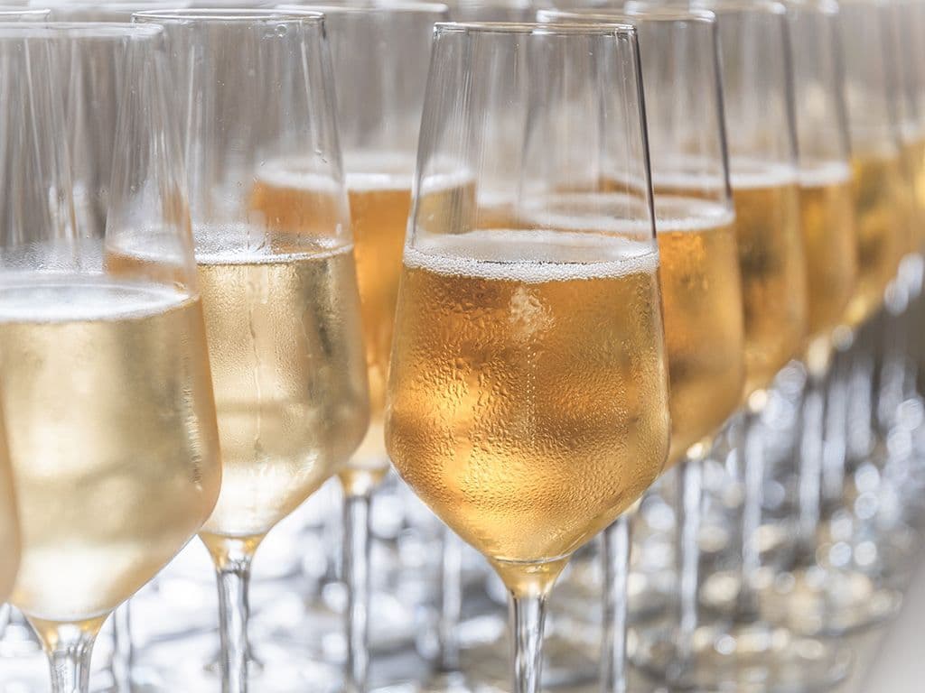 Voor de fijnproevers onder jullie zal dit geen moeilijke vraag zijn. We zijn op zoek naar de naam van een bekende champagne en gelijknamig champagnehuis. Het bedrijf heeft haar naam te danken aan Nicole Barbe (achternaam laten we weg), die na het overlijden van haar man, jarenlang succesvol leiding gaf aan het bedrijf. Het bedrijf is gevestigd in Reims en is gericht op het gebruik van de Pinot Noir. Hoe heet dit champagnemerk?