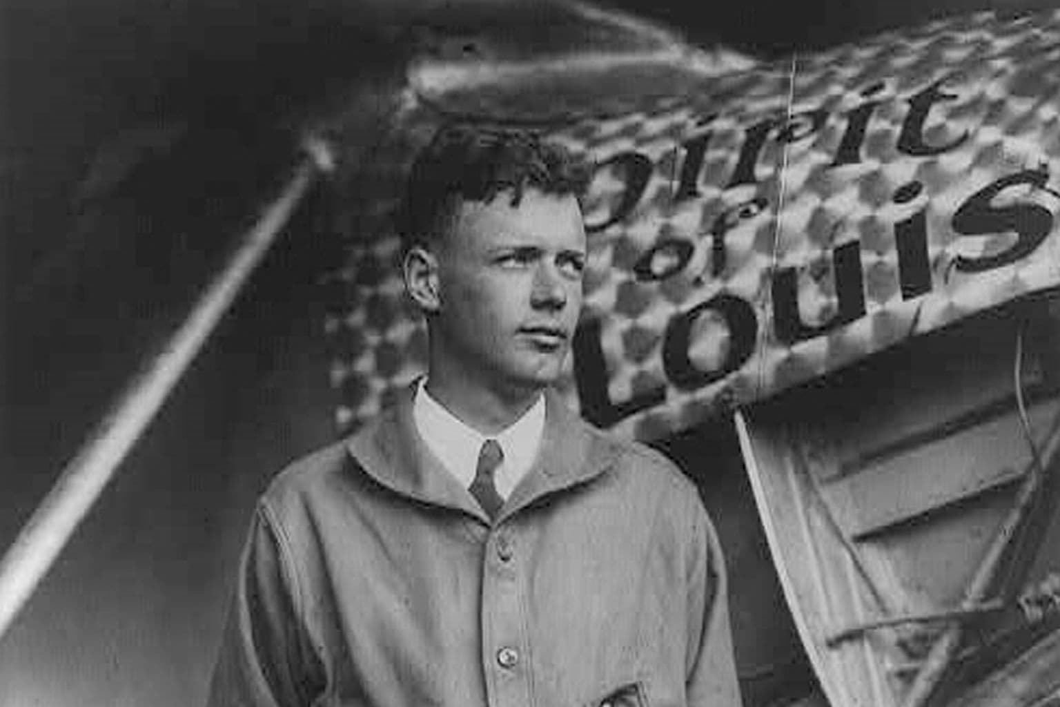 Welke luchtvaartpionier, bijgenaamd The Lone Eagle, was de eerste piloot die solo en non-stop over de Atlantische Oceaan vloog, van New York naar Parijs op 20 en 21 mei 1927?