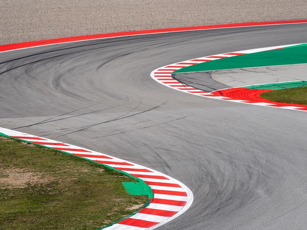 Wat is de naam van een kunstmatige S-bocht in een weg of parcours met als doel het verkeer te vertragen. De bekendste toepassingen vinden we in de motorsport en de autosport.