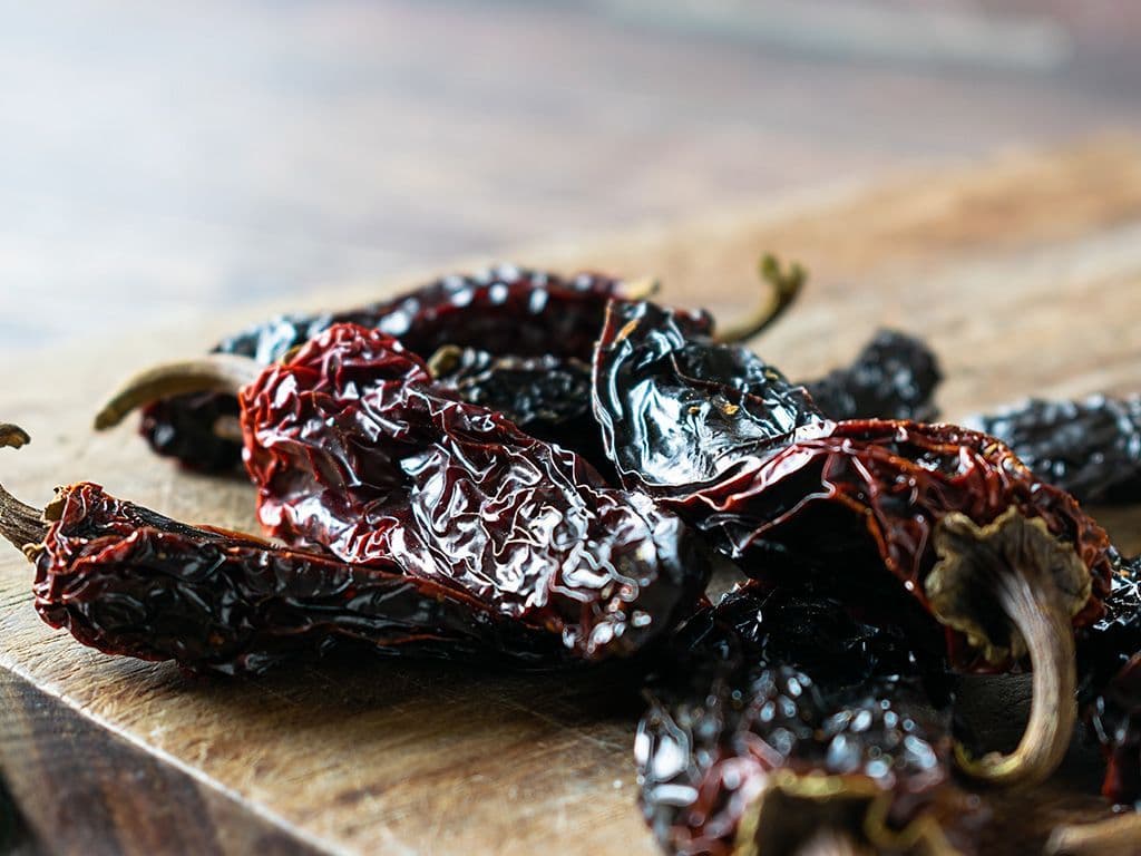 De Mexicaanse keuken is gekend om het gebruik van zijn hete jalapeñopepers. Soms worden deze jalapeñopepers gerookt en daarna gedroogd en krijgen ze een andere naam. Hoe heten zulke pepers? De naam die we zoeken betekent zoveel als 'gerookte chilipepers' in een taal die gesproken werd door de Nahua, de oorspronkelijke bewoners van Mexico.