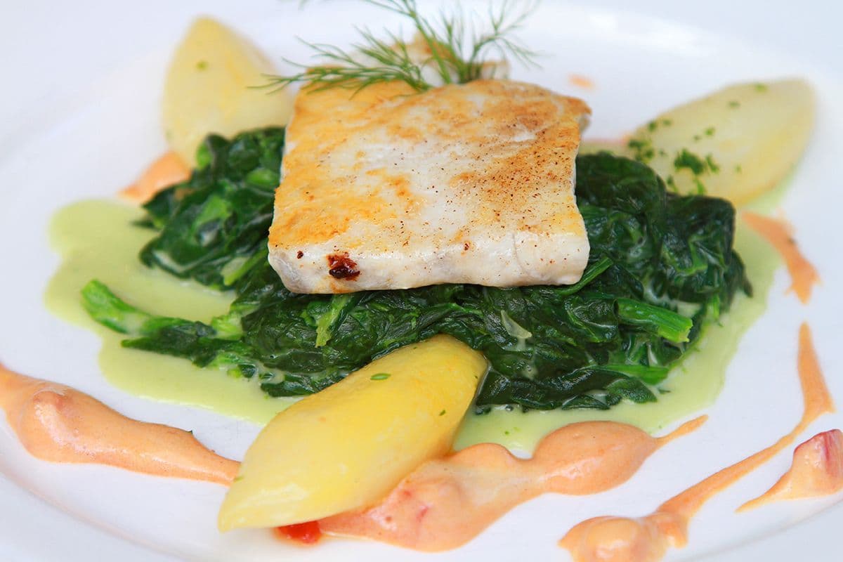 De saus die we zoeken wordt gemaakt van opgeklopte boter en eigeel met toevoeging van een gastrique, bestaande uit wijn, azijn, dragon, mignonettes, kervel, bouquet garni en sjalotten. Als je het bij voornoemde ingrediënten houdt, heb je
een klassieke bearnaisesaus. Voeg je daaraan echter tomatenpuree toe, dan krijgt de saus een andere naam, welke?