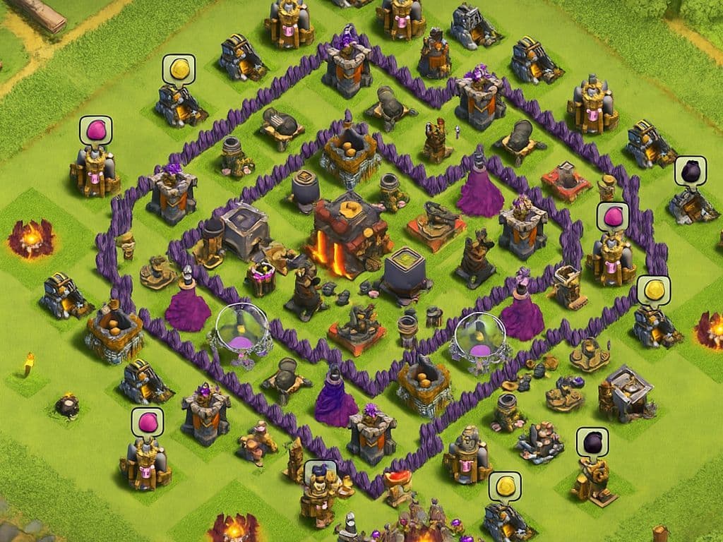 COC is een gratis strategiespel uit het genre massively multiplayer online game dat in-app aankopen bevat. De eerste versie werd uitgebracht op 2 augustus 2012. De gameplay gaat als volgt: De speler bouwt een aantal gebouwen voor het opslaan van goud, elixir en duister elixir en het trainen van manschappen. De speler mijnt het goud en pompt de
waardevolle stof elixir op uit de grond. Door omliggende dorpjes en kampen te plunderen groeit de schatkist. Stammen uit de omgeving kunnen het dorp van de speler ook aanvallen. Het is dus belangrijk om je dorp te verdedigen door
verdedigingswerken te bouwen. Bij een gewonnen aanval krijgt de speler trofeeën en bij een verloren aanval verliest hij trofeeën. Welk spelletje?