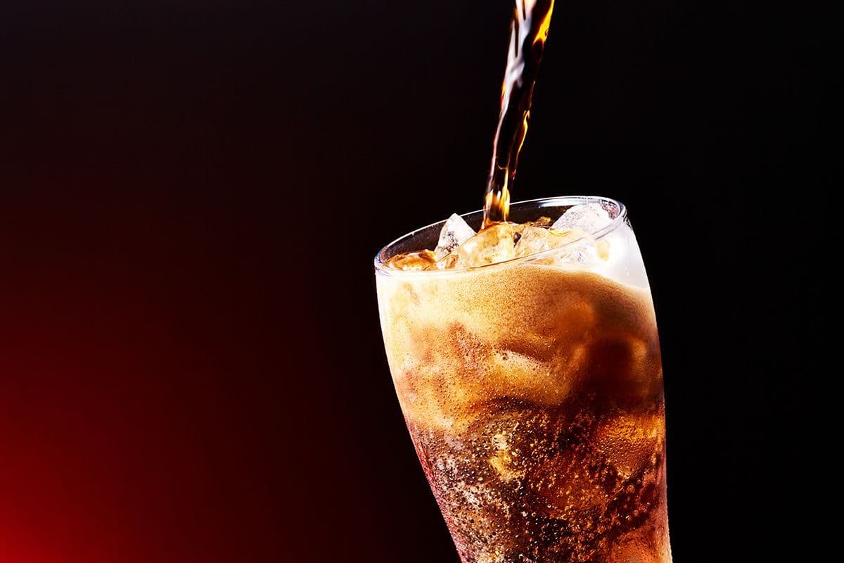 Het recept van Coca Cola is een van ’s werelds best bewaarde geheimen. In Coca-Cola zitten enkele essentiële oliën en het is de manier waarop je die mengt die voor de unieke smaak van de drank zorgt. Die mix heeft een specifieke naam met daarin een cijfer en een letter. Wat zoeken we?