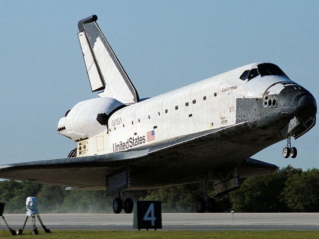 We zoeken de eerste spaceshuttle van de vloot van NASA. De eerste vlucht werd gemaakt op 12 april 1981. In 1999 kreeg ze een grondige opknapbeurt. De shuttle verongelukte tijdens de terugkeer van missie STS-107 op 1 februari 2003. Hoe neemt deze spaceshuttle?