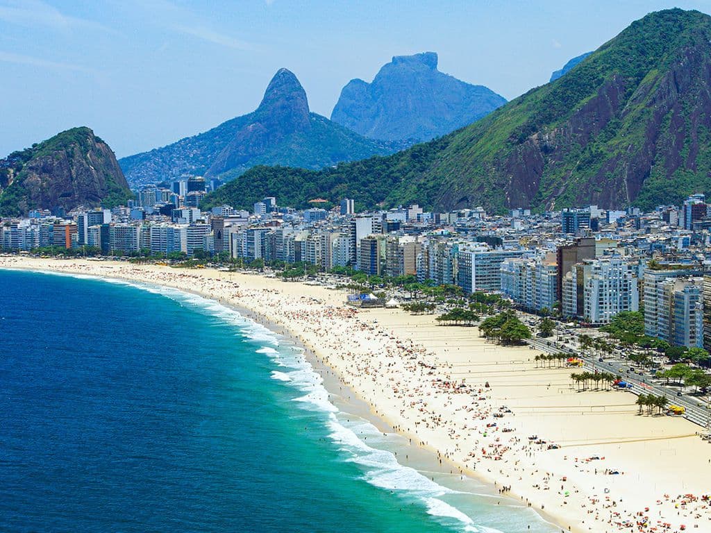 Wat is de naam van de wijk in het zuiden van de Braziliaanse stad Rio de Janeiro, dat bekend is vanwege het 4 km lange strand in de vorm van een halve maan?