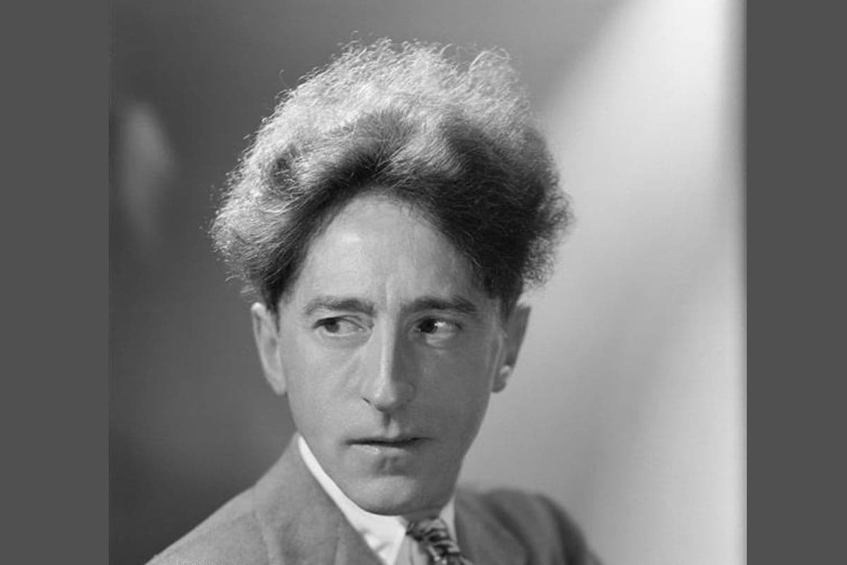 Welk Brussels plein werd door de Franse schrijver Jean Cocteau ooit omschreven als het rijkste theater van de wereld?