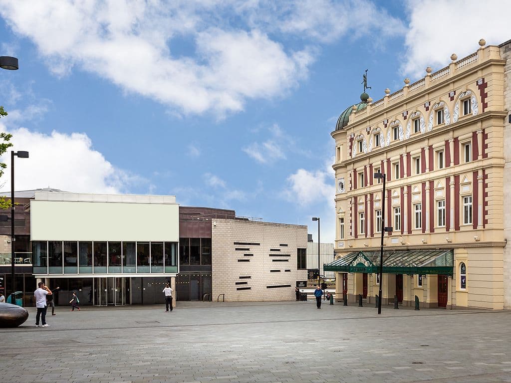 Sinds 1977 wordt het wereldkampioenschap snooker georganiseerd in een theater in de Britse stad Sheffield. Wat is de naam van deze zaal?