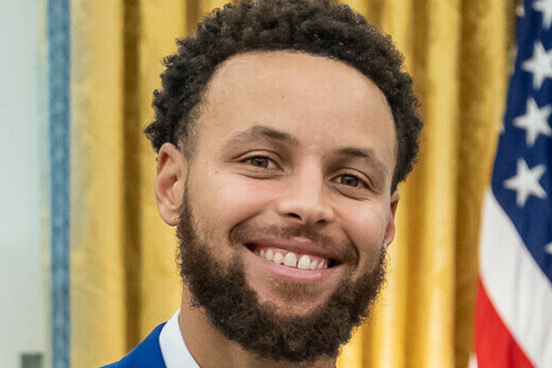 We zien hier Stephen Curry, sterspeler van de Golden State Warriors in de Amerikaanse basketball competitie NBA. Maar welke stad gelegen aan de westkust van de VS aan de baai van San Francisco is de thuisbasis van de Golden State Warriors.